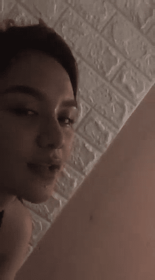 Em mặt xinh mút chim